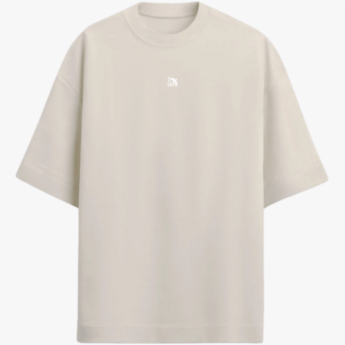 Camiseta com estampa frontal de pequeno símbolo abstrato e estampa traseira de guerreiro nórdico detalhado com capacete e barba, acompanhado do texto "Rise Einherjar!".