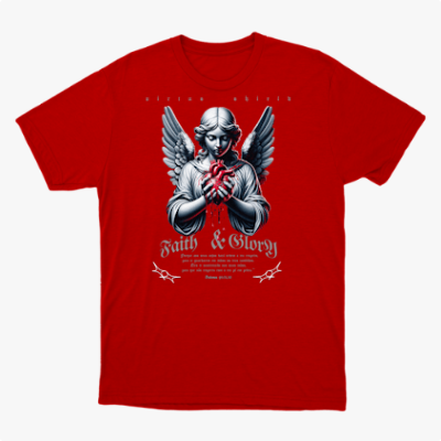 Camiseta com estampa frontal de anjo com asas, segurando um coração vermelho sangrando, cercado por inscrições "Faith & Glory" e "Romans 10:10".