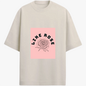 Camiseta com estampa frontal de uma rosa detalhadamente desenhada, acompanhada pela frase "LIKE ROSE" disposta em arco acima da imagem.