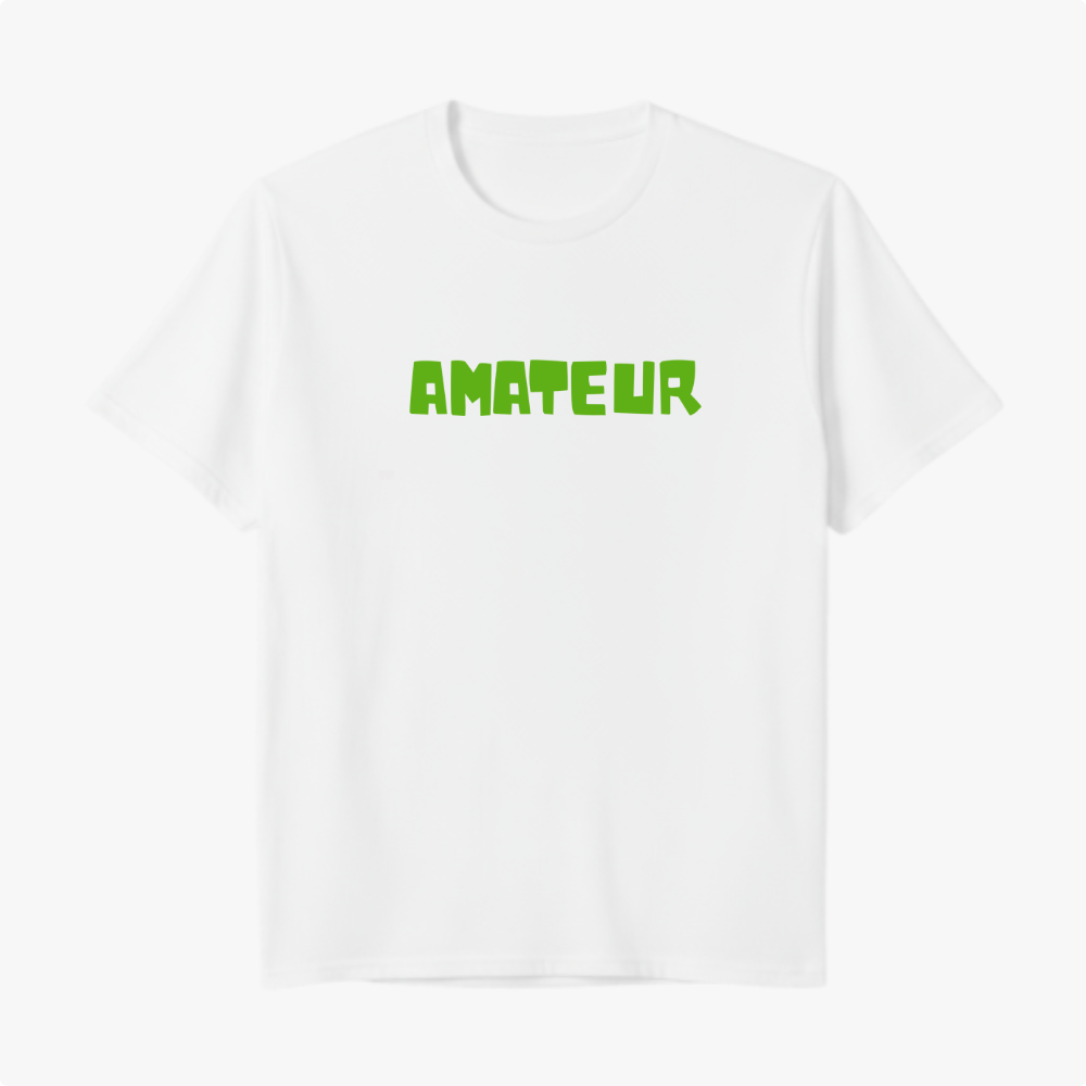 Camiseta com estampa frontal de palavra em fonte geométrica e estampa traseira de símbolo geométrico centralizado próximo à gola.
