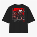 Camiseta com estampa frontal de duas chaves cruzadas e estampa traseira de retrato urbano futurista com figura estilizada, texto "LOWKEY" e caracteres asiáticos.
