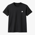 Camiseta com estampa frontal de um pequeno círculo contendo uma caveira estilizada, posicionada na região do peito, conferindo um toque discreto e moderno.