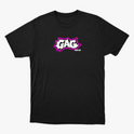 Camiseta com estampa frontal de letras estilizadas em negrito com contorno delineado, acompanhadas de um detalhe gráfico ao lado inferior direito.