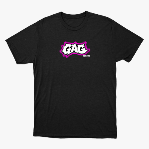 Camiseta com estampa frontal de letras estilizadas em negrito com contorno delineado, acompanhadas de um detalhe gráfico ao lado inferior direito.