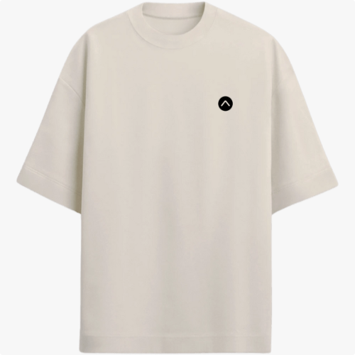 Camiseta com estampa frontal de círculo minimalista e estampa traseira de retrato feminino artístico em tons vibrantes com palmeiras e pôr do sol ao fundo.
