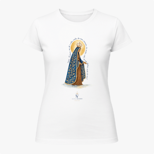 Camiseta com estampa frontal de figura religiosa adornada em manto detalhado, com halo dourado e texto elegante ao redor da imagem.