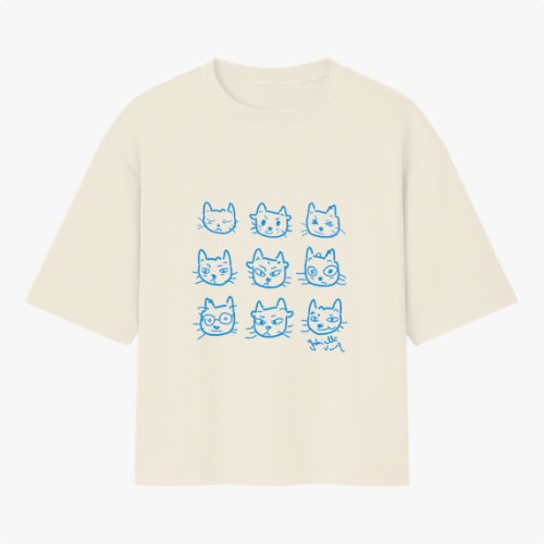 Camiseta com estampa frontal de nove rostos de gatos variados, um deles usando óculos, e estampa traseira de um rosto de gato com expressão séria.