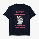 Camiseta com estampa frontal de foto em preto e branco de homem usando óculos com laço rosa e textos "LOST MY BOYFRIEND!" e "IF YOU FIND HIM PLEASE CALL ME!".