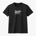 Camiseta com estampa frontal de texto "Founder Mind" em destaque, acompanhado de frases menores explicativas e três pequenos círculos coloridos abaixo.