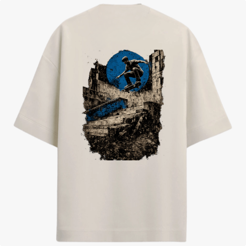 Camiseta com estampa frontal de logo minimalista circular e estampa traseira de skatista sobre ruínas urbanas e círculo abstrato.