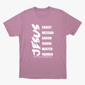 Camiseta com estampa frontal de palavras em lista incluindo "JESUS" em destaque vertical, seguidas por termos como "CHRIST", "MESSIAh" e "SAVIOR".