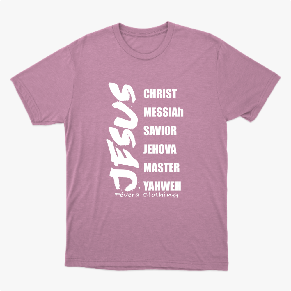 Camiseta com estampa frontal de palavras em lista incluindo "JESUS" em destaque vertical, seguidas por termos como "CHRIST", "MESSIAh" e "SAVIOR".