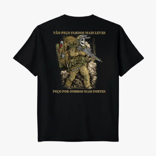 Camiseta com estampa frontal de um capacete romano ao lado da palavra "LEGIO" e estampa traseira de soldado armado com caveira, cercado por texto.