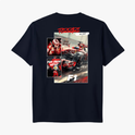 Camiseta com estampa frontal de carro de corrida em ação, piloto destacado em dois quadros laterais com textos estilizados e logotipo F1 abaixo.