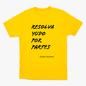 Camiseta com estampa frontal de texto estilizado "RESOLVA TUDO POR PARTES" seguido pela assinatura "-Gisele Sincerona".