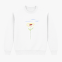 Moletom com estampa frontal de desenho estilizado de flor com pétalas contornadas por linhas, centro circular destacado e folhas, sob nuvens desenhadas.