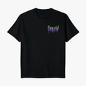 Camiseta com estampa frontal de palavras sobrepostas em estilo glitch e estampa traseira de personagens coloridos em um design vibrante e dinâmico.