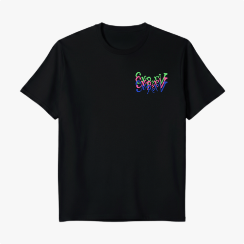 Camiseta com estampa frontal de palavras sobrepostas em estilo glitch e estampa traseira de personagens coloridos em um design vibrante e dinâmico.