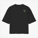 Camiseta com estampa frontal de símbolo gráfico estilizado no lado esquerdo e estampa traseira com o texto "Eu Não Sou Cis" em design gráfico complexo.