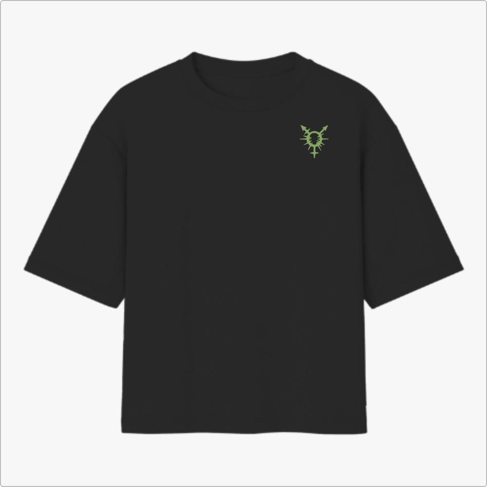 Camiseta com estampa frontal de símbolo gráfico estilizado no lado esquerdo e estampa traseira com o texto "Eu Não Sou Cis" em design gráfico complexo.