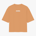 Camiseta com estampa frontal de texto "void infinity." em letras pequenas e negrito, acompanhada por uma linha sublinhada abaixo do texto.