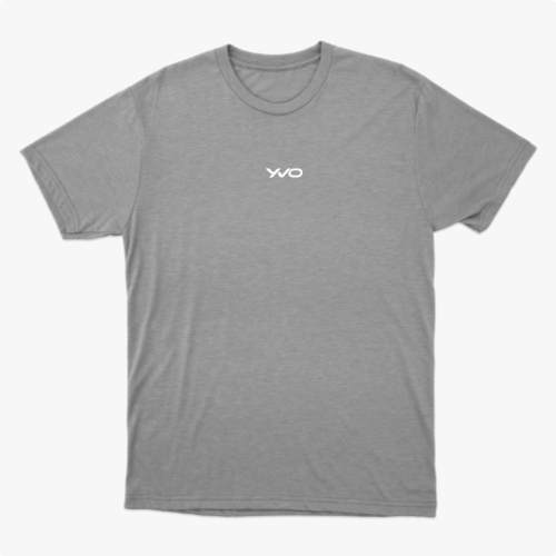Camiseta com estampa frontal de logotipo estilizado composto por letras fluidas e modernas, centralizadas, transmitindo simplicidade e elegância.