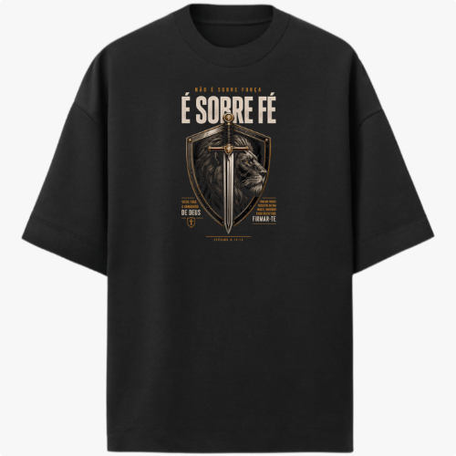 Camiseta com estampa frontal de escudo contendo uma espada centralizada e a imagem de um leão ao fundo, com textos ao redor enfatizando fé.