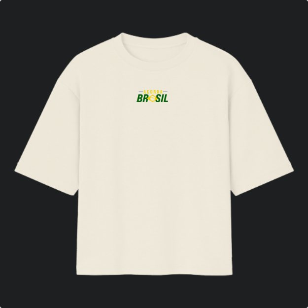 Camiseta com estampa frontal de texto estilizado "Acorda Brasil" e estampa traseira de mapa do Brasil integrado ao design da bandeira nacional.
