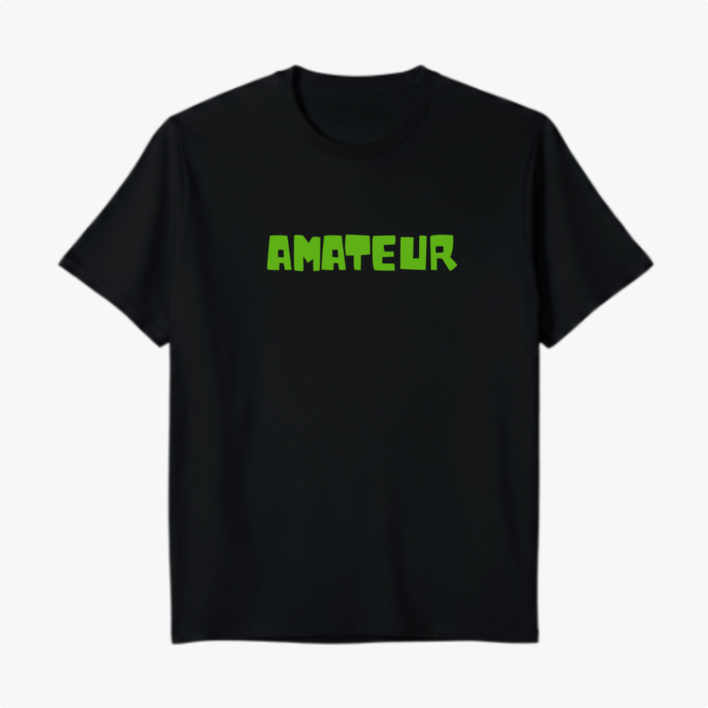 Camiseta com estampa frontal de palavra em fonte geométrica e estampa traseira de símbolo geométrico centralizado próximo à gola.