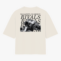 Camiseta com estampa frontal de texto "RIVALS" no lado superior e estampa traseira de carros de corrida com texto sobrepostos "NO SAFETY. NO MERCY. RIVALS".