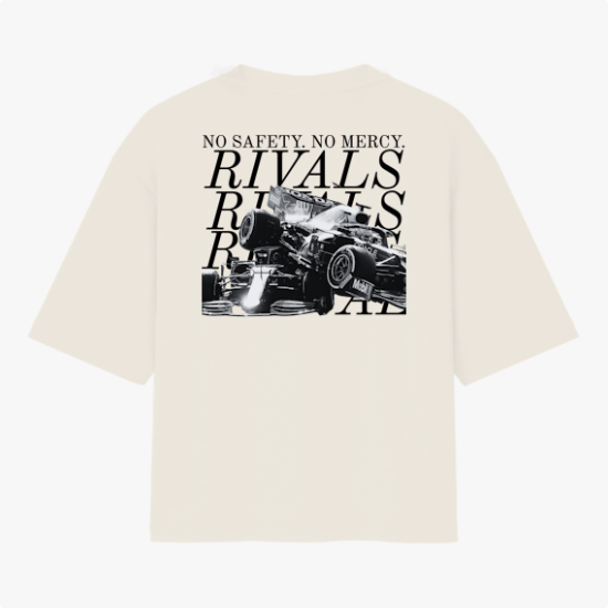 Camiseta com estampa frontal de texto "RIVALS" no lado superior e estampa traseira de carros de corrida com texto sobrepostos "NO SAFETY. NO MERCY. RIVALS".