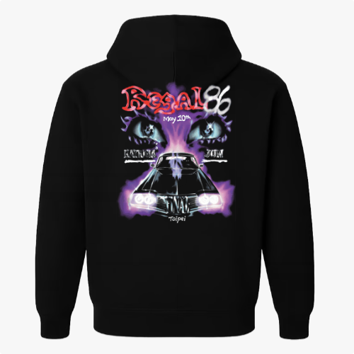 Moletom com estampa traseira de carro esportivo com brilho roxo, olhos enigmáticos acima, texto estilizado "Regal 86" em destaque, e "May 10th Taipei" abaixo.