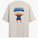 Camiseta com estampa frontal de texto estilizado "O PODEROSO GARINZINHO" e estampa traseira com texto semelhante acima de uma imagem de bebê musculoso.