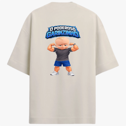 Camiseta com estampa frontal de texto estilizado "O PODEROSO GARINZINHO" e estampa traseira com texto semelhante acima de uma imagem de bebê musculoso.