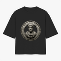 Camiseta com estampa frontal de um busto romano detalhado, cercado por uma moldura circular ornamentada e uma inscrição em latim no topo.