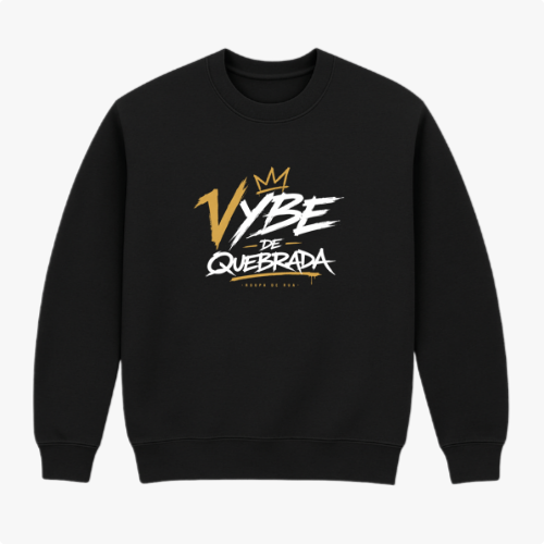 Moletom com estampa frontal de texto estilizado "Vybe de Quebrada" em fonte grafitada com detalhes de coroa acima, criando um visual urbano e dinâmico.