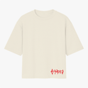 Camiseta com estampa frontal de texto estilizado e estampa traseira de figura demoníaca realizando manobra de skate sob a inscrição "HELL FLIP".