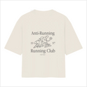Camiseta com estampa frontal de personagem correndo e pequenos textos, e estampa traseira com "Anti-Running Running Club", personagem, datas e mais texto.