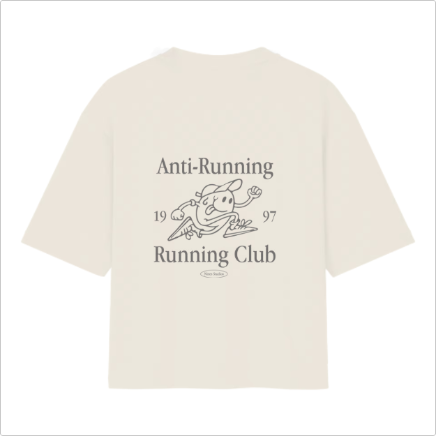 Camiseta com estampa frontal de personagem correndo e pequenos textos, e estampa traseira com "Anti-Running Running Club", personagem, datas e mais texto.