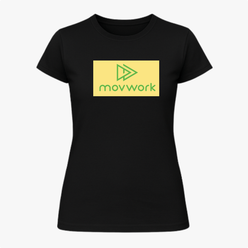 Camiseta com estampa frontal de logotipo geométrico sobre retângulo contrastante com texto estilizado e estampa traseira idêntica em tamanho reduzido.