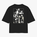 Camiseta com estampa frontal de personagem em pose reflexiva e texto japonês, e estampa traseira de quadrinhos com cenas de personagens e falas.