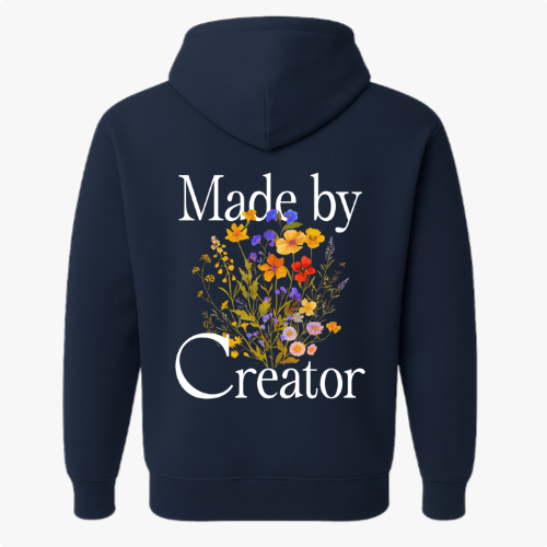 Moletom com estampa frontal de texto "Made by Creator" discreto no peito e estampa traseira com texto maior "Made by Creator" e arranjo de flores diversas.