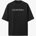 Camiseta com estampa frontal do texto "LUNOVA" entre linhas gráficas e estampa traseira de busto clássico com rosa vermelha e texto "REBORN" em destaque.