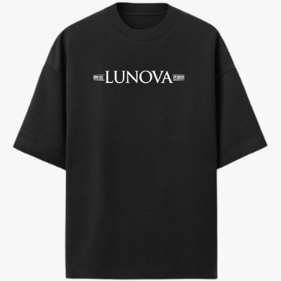 Camiseta com estampa frontal do texto "LUNOVA" entre linhas gráficas e estampa traseira de busto clássico com rosa vermelha e texto "REBORN" em destaque.