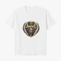 Camiseta com estampa frontal de um crânio com asas, rosas púrpuras, chave e halo dourado, sob a palavra "Angel" em estilo gótico impactante.