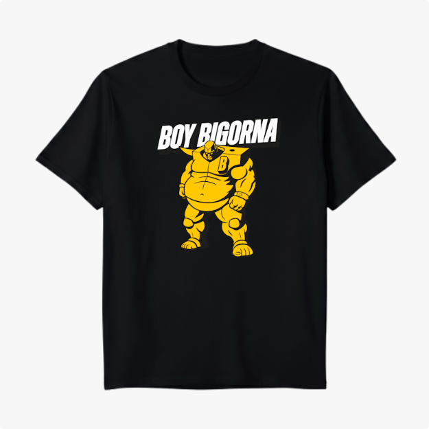 Camiseta com estampa frontal de personagem musculoso estilo cartoon, usando máscara e cinto com inicial "B", acompanhado do texto "BOY BIGORNA".