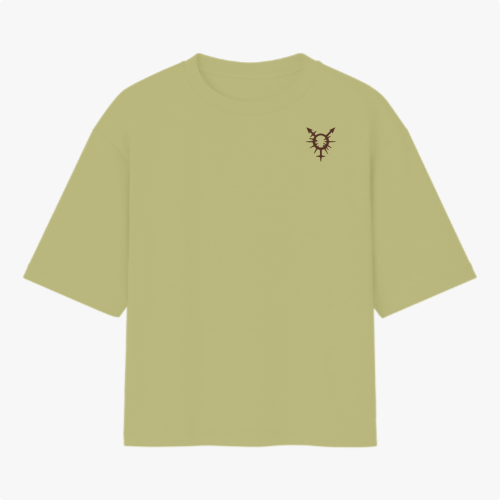 Camiseta com estampa frontal de símbolo abstrato com pontas estilizadas e estampa traseira de texto criativo sobre imagem de fita em tom audacioso.