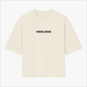 Camiseta com estampa frontal de texto "PRIMAL WEAR" e estampa traseira de guerreiro com capa segurando espadas, cercado por cenário flamejante e texto.