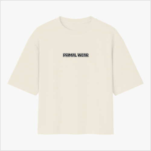 Camiseta com estampa frontal de texto "PRIMAL WEAR" e estampa traseira de guerreiro com capa segurando espadas, cercado por cenário flamejante e texto.