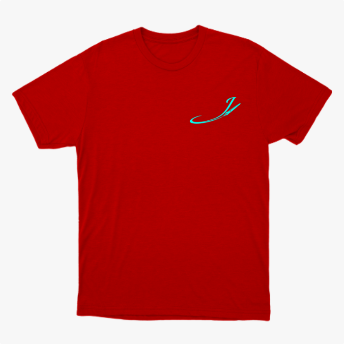 Camiseta com estampa frontal de assinatura estilizada em caligrafia cursiva e estampa traseira de diversos personagens em estilo cartunesco rodeados por elementos coloridos.
